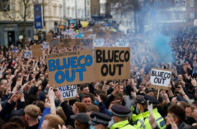 开云官网-不满运营策略,切尔西球迷聚集抗议:BlueCo滚出去!